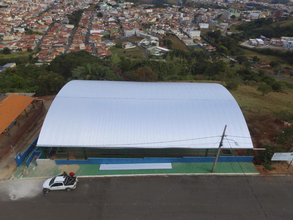 Vista aérea do centro de esportes coberto implantado na encosta da cidade