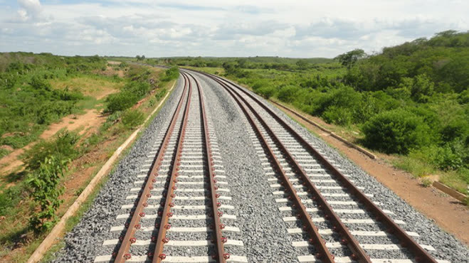 Trecho duplicado de ferrovia com lastro novo e dormentes assentados