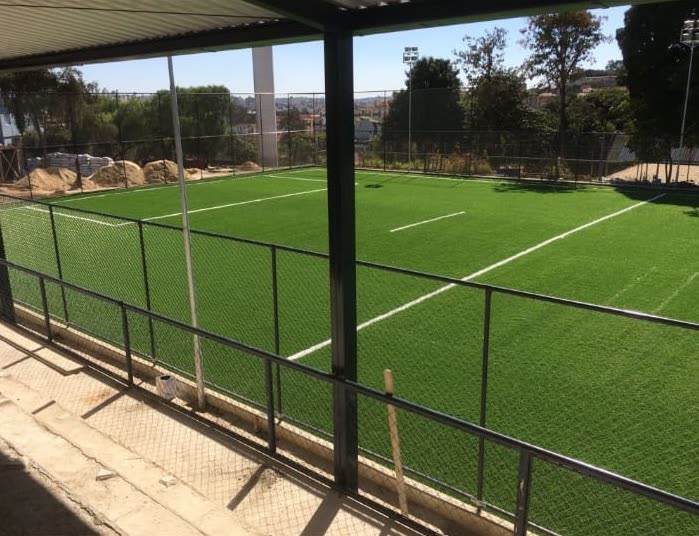 Campo de futebol com gramado sintético em fase final de implantação