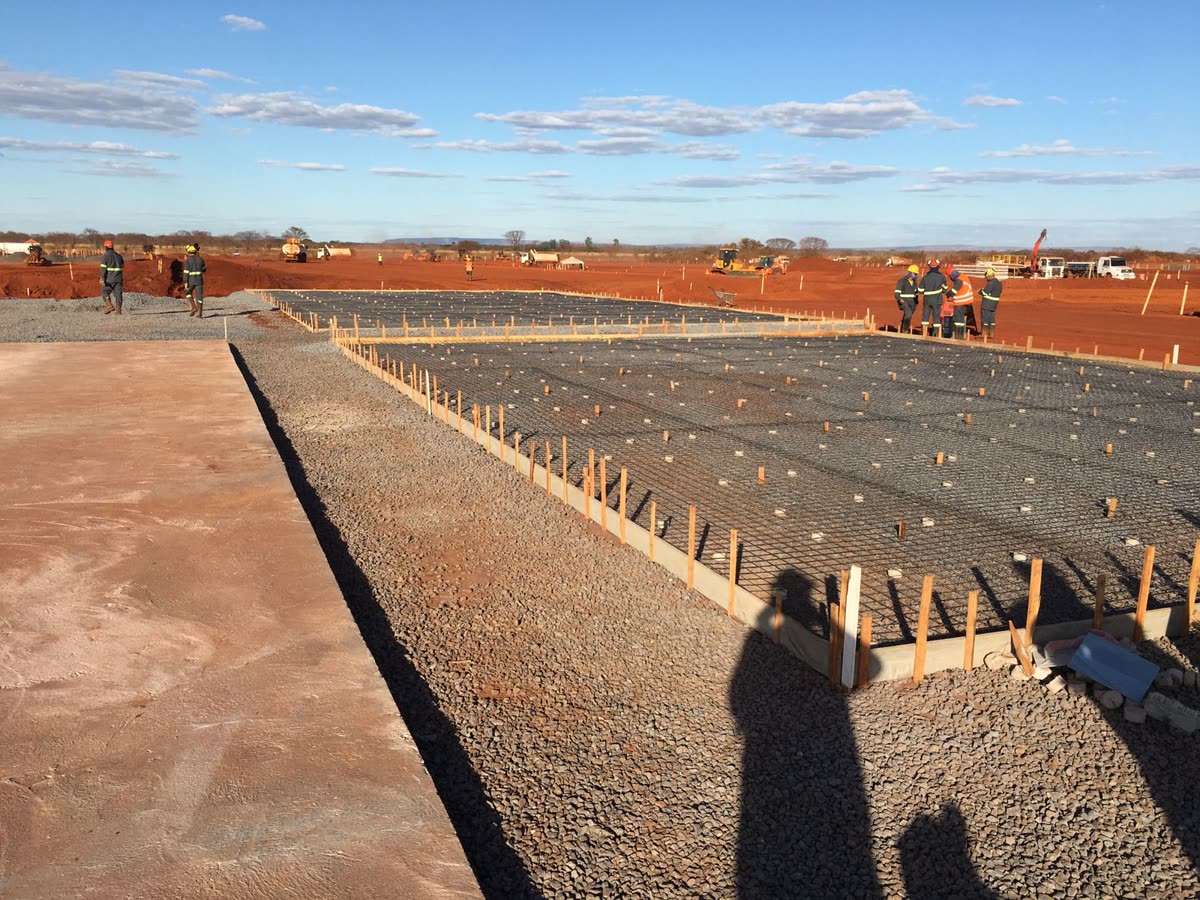 Armação de bases de concreto para estruturas de painéis fotovoltaicos em canteiro extenso