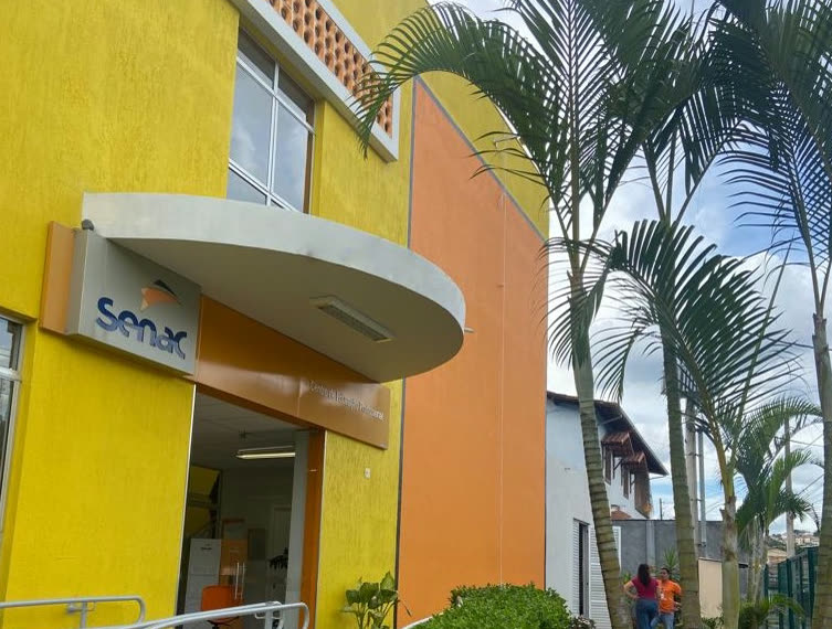 Fachada de unidade do SENAC com entrada em marquise curva