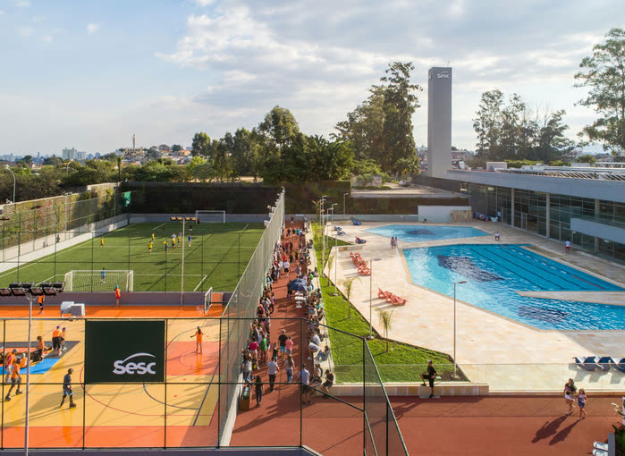 Vista aérea de unidade do SESC com piscinas, quadras e campo