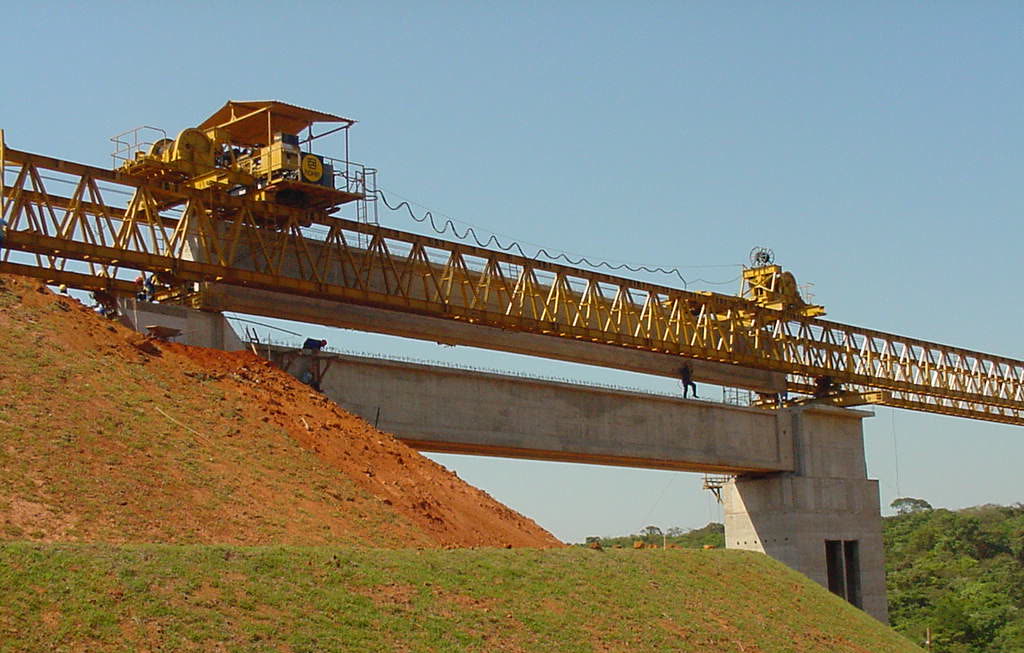 Treliça lançadeira de vigas sobre pilares do viaduto em construção